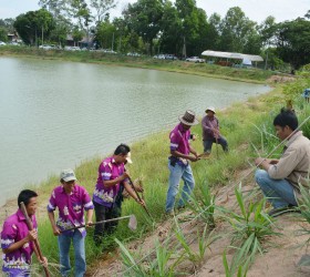 คณะผู้บริหารและเจ้าหน้าที่องค์การบริหารส่วนรอบเมือง ร่วมโครงการปลูกหญ้าแฝกอนุรักษ์ผืนดินและน้ำ ปีงบประมาณ พ.ศ.2561