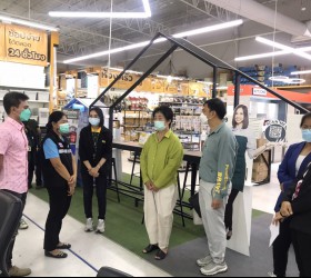 นางจิราพร เกษมทรัพย์นายกองค์การบริหารส่วนตำบลรอบเมือง  ออกตรวจสถานประกอบการในเขตพื้นที่ตำบลรอบเมือง ร่วมกับโรงพยาบาลส่งเสริมสุขภาพตำบลบ้านแก่นทราย เพื่อให้คำแนะนำเฝ้าระวัง แนวทางเวชปฏิบัติ และป้องกันการติดเชื้อไวรัสโคโรนา 2019 (COVID-19)