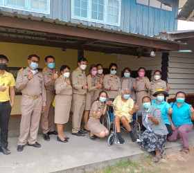 นางจิราพร เกษมทรัพย์ นายกองค์การบริหารส่วนตำบลรอบเมือง พร้อมด้วยคณะผู้บริหาร คณะสมาชิกสภา อบต.รอบเมือง ข้าราชการ ผู้นำชุมชน และผู้ที่เกี่ยวข้องลงพื้นที่ ดำเนินการตามโครงการส่งมอบรถเข็น (วีลแชร์) ให้กับกลุ่มเป้าหมาย ระหว่างวันที่ 14-18 กุมภาพันธ์ 2565