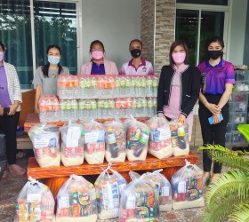 นางวิภาภรณ์ ทองเบ้า รองปลัด อบต.รอบเมือง  ได้รับมอบหมายจากท่านจิราพร เกษมทรัพย์ นายกอบต.รอบเมือง พร้อมคณะเจ้าหน้าที่ที่เกี่ยวข้อง ลงพื้นที่ ส่งมอบถุงยังชีพสำหรับผู้ได้รับผลกระทบจากโรคติดเชื้อไวรัสโคโรนา 2019 (Covid-19) 18 กุมภาพันธ์ 2565 