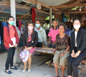 วันที่ 22 กุมภาพันธ์  2565  เวลา 14.00 น. ท่านจิราพร เกษมทรัพย์ นายก อบต.รอบเมือง  ได้มอบหมายให้ นางวิภาภรณ์ ทองเบ้า รองปลัด อบต.รอบเมือง ลงพื้นที่สำรวจครัวเรือนตกเกณฑ์จปฐ.