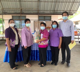 การส่งมอบถุงยังชีพสำหรับผู้ที่ได้รับผลกระทบจากโรคติดเชื้อไวรัสโคโรนา 2019 (Covid 19) แก่ผู้นำชุมชน ในเขตรับผิดชอบของตำบลรอบเมือง