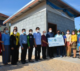 วันที่ 27 ธันวาคม พ.ศ. 2565 เวลา 09.00 น. นางอุไรพร  ขมิ้นทอง  รองนายกอบต.รอบเมือง  พร้อมทั้งหัวหน้าส่วนราชการ ข้าราชการ พนักงาน เจ้าหน้าที่ อบต.รอบเมือง เป็นตัวแทนในการร่วมพิธีมอบบ้านตามโครงการบ้านห่วงใยจากใจ GLO (The Government Lottery Office)