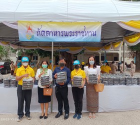 วันที่ 15 กุมภาพันธ์ พ.ศ.2566 เวลา 10.30 น. นางจิราพร เกษมทรัพย์ นายกองค์การบริหารส่วนตำบลรอบเมือง มอบหมายให้  นางกิตติมา แก้วกิตติ รองปลัด องค์การบริหารส่วนตำบลรอบเมือง  ร่วมถวายภัตตาหารเพลพระราชทาน