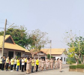 วันที่ 3 เมษายน พ.ศ.2566 เวลา 08.30 น. นางจิราพร เกษมทรัพย์ นายกองค์การบริหารส่วนตำบลรอบเมือง มอบหมายให้ หัวหน้าส่วนราชการ พนักงานเจ้าหน้าที่ ดำเนินโครงการเข้าแถวเคารพธงชาติ สร้างความจงรักภักดี ต่อสถาบันชาติ ศาสนา และพระมหากษัตริย์