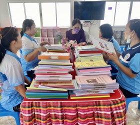 นางกิตติมา แก้วกิตติ รองปลัด อบต.รอบเมือง ประเมินคุณภาพภายในศูนย์พัฒนาเด็กเล็กตำบลรอบเมือง สังกัดองค์การบริหารส่วนตำบลรอบเมือง ปีการศึกษา 2566 