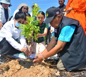 นางจิราพร เกษมทรัพย์ นายกอบต.รอบเมือง เป็นประธานเปิดโครงการปลูกต้นไม้เนื่องในสัปดาห์วันแม่แห่งชาติ ปี 2566 - 19 สิงหาคม พ.ศ.2566