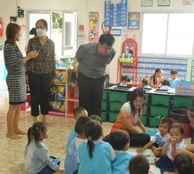 นายปริญญา  วิเชียรโรจน์  เลขานุการนายกอบต.รอบเมือง พร้อมด้วยหัวหน้าส่วนราชการ ลงพื้นที่ตรวจเยี่ยม ศพด.รอบเมือง- 21 ก.ย. 2566