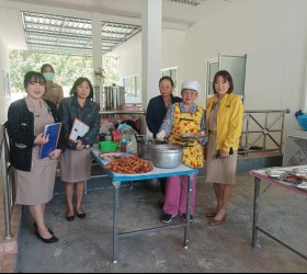นางสาวจุฑาพร เกษมทรัพย์ รองนายกองค์การบริหารส่วนตำบลรอบเมือง ออกติดตาม ตรวจสอบ และประเมินผลการดำเนินงานโครงการอาหารกลางวัน ศูนย์พัฒนาเด็กเล็กตำบลรอบเมือง ตำบลรอบเมือง อำเภอเมือง จังหวัดร้อยเอ็ด
