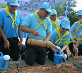 นายชัชวาลย์ เบญจสิริวงศ์ ผู้ว่าราชการจังหวัดร้อยเอ็ด ร่วมปล่อยปลาและปลูกต้นไม้เฉลิมพระเกียรติ เนื่องในโอกาสเฉลิมพระชนมพรรษา พระพันปีหลวง วันที่ 12 สิงหาคม 2568 กับนางจิราพร เกษมทรัพย์ นายกอบต.รอบเมือง และหัวหน้าส่วนราชการจังหวัดร้อยเอ็ด