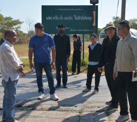 นายวินัย นาสูงชน ปลัดองค์การบริหารส่วนตำบล ปฏิบัติหน้าที่ นายกองค์การบริหารส่วนตำบลรอบเมือง ลงพื้นที่ตรวจสอบข้อเท็จจริงกรณีประชาชนร้องเรียนเหตุเดือดร้อนรำคาญในเขตพื้นที่ หมู่ที่ 13 หมู่ที่ 1 หมู่ที่ 17