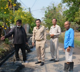 นายวีระ มาศเกษม นายก อบต.รอบเมือง พร้อมด้วย นายฉัตรชัย จัตุโพธิ์ รองนายก อบต.รอบเมือง ลงพื้นที่ติดตามความคืบหน้าการกำจัดสิ่งกีดขวางทางน้ำลอกร่องระบายน้ำจัดการโครงสร้างเชิงพื้นที่ หมู่ที่ 13 บ้านหนองแคน ตำบลรอบเมือง จังหวัดร้อยเอ็ด 