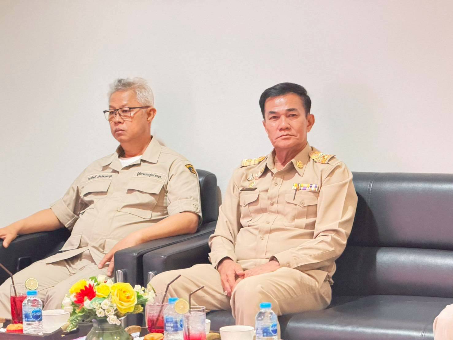 นายวีระ มาศเกษม นายกองค์การบริหารส่วนตำบลรอบเมือง นำคณะผู้บริหาร เข้าร่วมในพิธีเปิดโครงการฝึกอบรมทบทวนอาสาสมัครป้องกันภัยฝ่ายพลเรือน (อปพร.) ประจำปีงบประมาณ พ.ศ. 2569